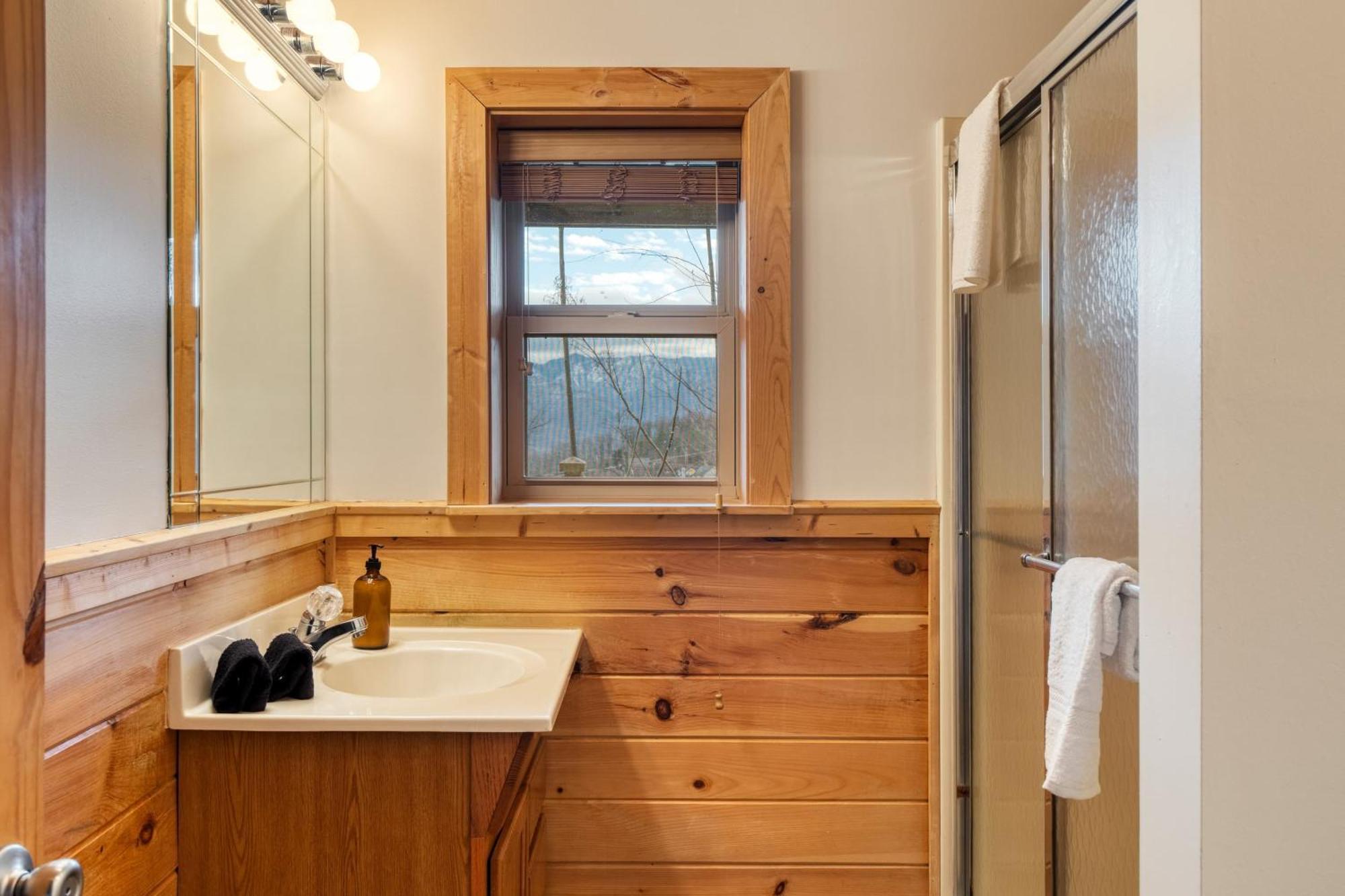 Chestnut By Avantstay Mountain Cabin W Treetop Views Hot Tub Game Room ガトリンバーグ エクステリア 写真