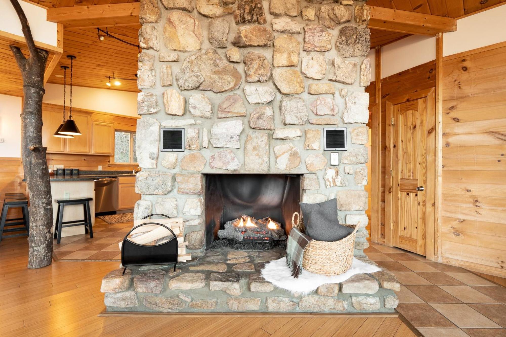 Chestnut By Avantstay Mountain Cabin W Treetop Views Hot Tub Game Room ガトリンバーグ エクステリア 写真